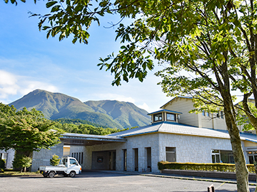 *【外観】緑あふれる自然の中に建つ当館。