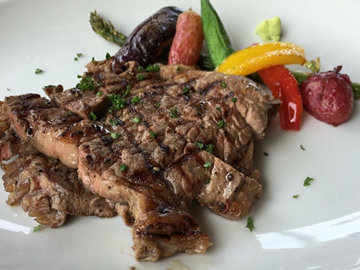 *レストランメニュー／牛ステーキと彩り豊かな新鮮野菜を添えて召し上がれ♪