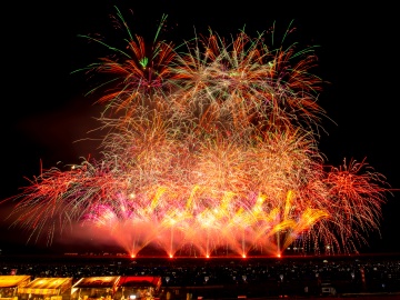 *大曲の花火「秋の章」　夏の全国大会とは異なる劇場型花火ショーをテーマとした芸術祭です。
