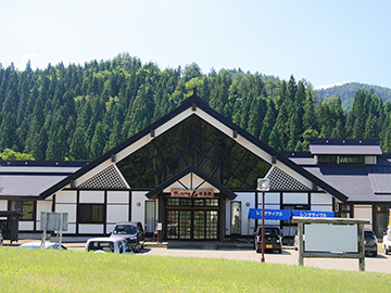 *保養館外観／のどかな自然の風景