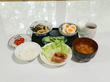 *［和朝食／全体一例］和食派には、地元産の白米に合う、おかずや香の物をご用意しています