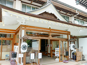 *【本坊の玄関】湯に浸かってゆっくり疲れをお取りください