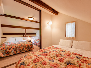 *部屋一例（コテージタイプ2）／寝室はダブルベッド2台とシングル1台をご用意しております。