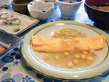 *夏期の朝食一例／ごま油風味のあんかけオムレツ