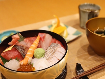 *夕食一例／寿司富のちらし寿司一例　益子町内にある人気のお寿司屋”寿司富”の特上ちらし寿司