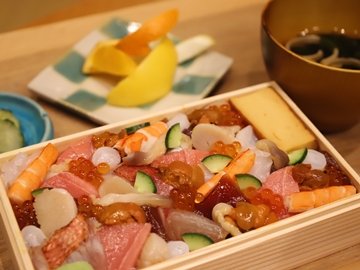 *夕食一例／寿司富の豪華バラちらし寿司一例　新鮮な厳選食材を使用した彩りも鮮やかな豪華バラちらし