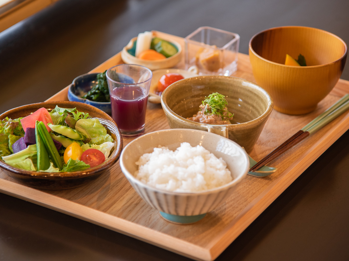 *朝食一例／様々な表情を見せる益子焼の器と彩り豊かなお料理