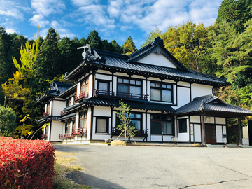 *外観／高館山の裾野に広がる静かな自然に囲まれ落ち着いて過ごせます