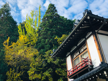 *外観／屋根の銅板葺と特徴的な欄干が歴史を感じさせます