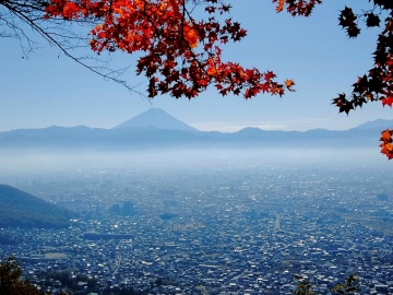 *【武田の杜 森林セラピー】鮮やかな紅葉と雄大な富士山が織りなす、この季節ならではの絶景です。