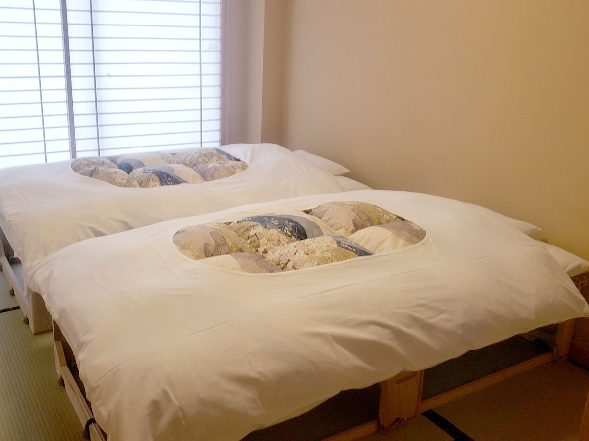 *［二間続き（ツインベッド）一例］和室にベッドを導入した機能的なお部屋