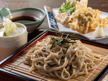 *［生そば処　らくすいメニュー一例］蕎麦屋の代表格天ざる！天つゆに絡ませた揚げたての天婦羅が絶品！