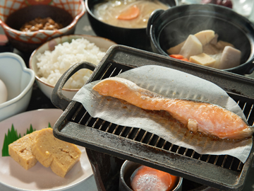 *［朝食一例］好みの焼き加減で食べれる焼き魚