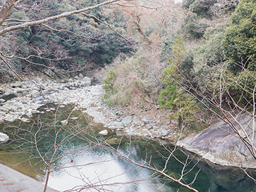 *【大浴場一例】窓からの景色（川田川と渓谷美）