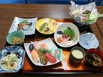 *【夕食一例：贅沢会席】通常よりも豪華な食材を使用しています