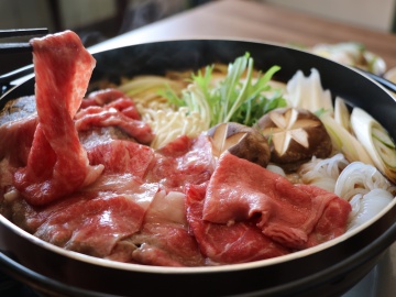 溢れる肉汁。特製割り下でじゅわっと焼き上げる、最高の瞬間。