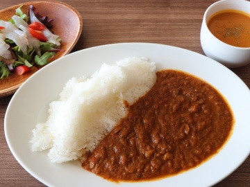 満足度120％！ジューシーな唐揚げをのせた贅沢カレー。