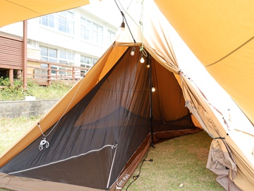 初心者も安心、快適なインナーテント。すぐ後ろに宿泊棟があるから、気分や天候に合わせて教室宿泊も可。