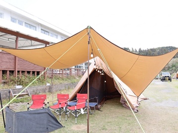 家族や仲間と協力して作り上げた、自分たちだけのキャンプスペース。テント前で思い出に残るBBQディナーを