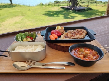 炭焼きで仕込んだ黒豚ロースに、菅原ジンジャーを使った香り高いソース。