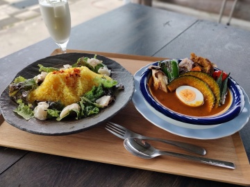 魚介の旨味×スパイスの香り。桜島型ターメリックライスに、カルパッチョを添えて。