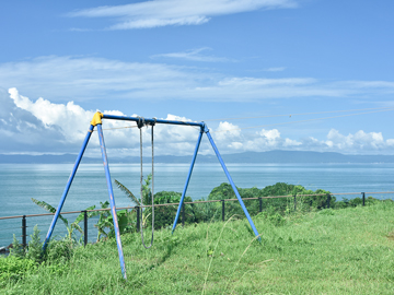 *【校庭】子どもも大人も乗りたくなる、海が見えるブランコ