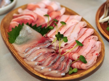 *【黒豚＆カンパチ】鹿児島のおいしいを一度に味わえるのはユクサ特製。そのままお鍋へどうぞ！