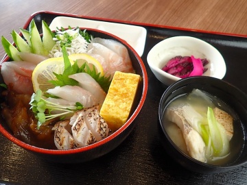 錦江湾の天然魚をスタッフ自ら釣り上げてご提供。鮮度と旨味を贅沢に。