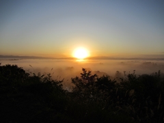 【景観】雲海の間を昇る朝日。気候条件の揃った日にのみに現れる、とっておきの光景です。