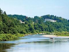 【景観】清流雄物川がすぐ横を流れており、四季折々の風景を楽しむことができます。