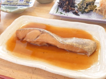 *朝食一例/メインはお魚の煮つけ。ホッとする健康的な和朝食です。（メニューは一例です）