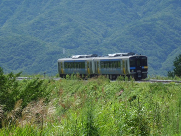 *山の緑と車両の青と黄がよく映える鉄道は、観光の足でもあり、地域住民たちの足でもあります。