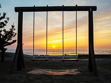 *夕陽ブランコ／夕暮れ時にブランコに揺られながら渚を楽しめます。