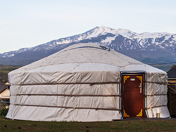 *伝統的なテント（ゲル）夕陽と潮騒に囲まれたモンゴル遊牧民の宿。