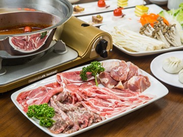 *火鍋プラン／お肉コース（一例）2種類のスープでお肉を堪能！