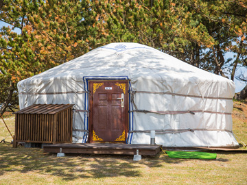*伝統的なテント（ゲル）ゲルは直径6メートル、高さ約2.8メートルで、最大5名様まで宿泊可能です。