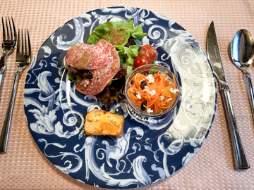 *お食事（一例）/ナポリサラミのサラダ・雪下人参のラペ・カボチャとじゃがイモのグラタン