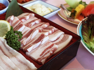 【サムギョプサルコース】肉厚豚バラのサムギョプサルコース。脂の旨味を野菜と一緒に召し上がれ♪