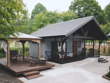 *ヴィラ外観／併設の専用焚火ガゼボで思うままにおくつろぎいただけます。