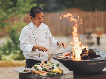 *薪火料理／この土地で採れた素材を絶妙な一皿に仕上げます。