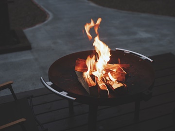 *ヴィラ専用ガゼボでの焚火／日常を離れ、揺らめく炎を囲みながら素敵な時間をお過ごしください。