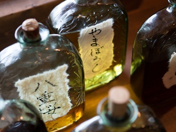 *自家製果実酒／当館で仕込んだ珍しい果実酒が並びます。焚火とともにお楽しみください。