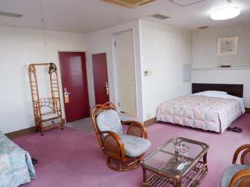 *【客室一例：ダブルツイン】海側のお部屋で、広々快適。ご用途にあわせてお選びくださいませ。