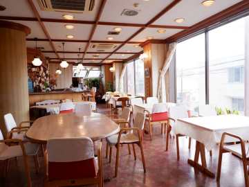 *【館内：食堂】2F カフェテリア ベル。朝食・夕食はこちらでお召し上がりくださいませ。