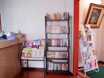 *【館内一例】フロント前に、雑誌や漫画をご用意しております。ご自由にお楽しみくださいませ。