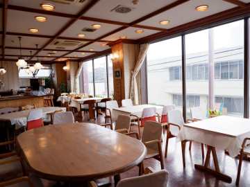 *【館内：食堂】大きな窓から明るい日差しが差し込む食堂で、明るい気持ちでお召し上がりいただけます。