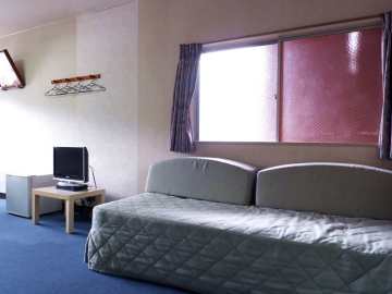 *【客室一例：ツイン】最大3名迄利用可能です。3名利用時にはこちらのソファーベッドをご利用ください。