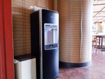 *【館内一例】フロントと食堂の間に、ウォーターサーバーをご用意。ご自由にお召し上がりくださいませ。