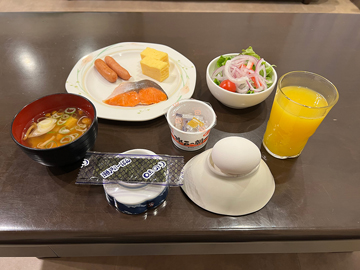 *【お食事/朝食一例】サラダや焼き魚などバランスの取れた朝食で元気いっぱい！