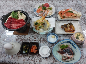 *【お食事/夕食一例】房総で獲れた新鮮な魚介類や美味しいお料理と特別料理でより豪華な夕食を満喫♪